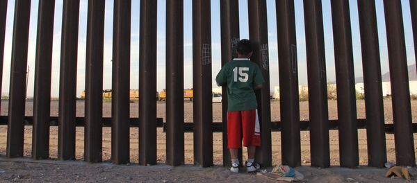 ABD-Meksika sınırı, Ciudad Juarez'deki duvarda Meksikalı çocuk - Sputnik Türkiye