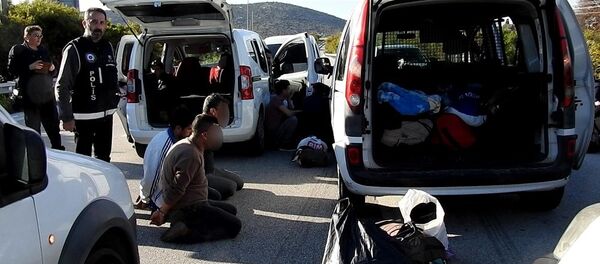 Çeşme otoyolu gişelerinde kaçak göçmen operasyonu - Sputnik Türkiye