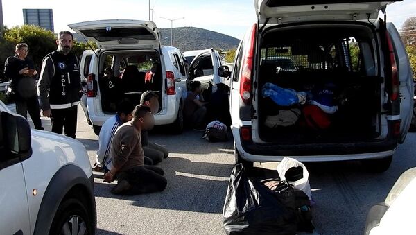 Çeşme otoyolu gişelerinde kaçak göçmen operasyonu - Sputnik Türkiye