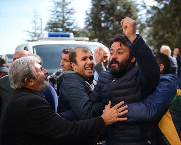 Kurbanların yakınları ESOGÜ Rektörü Prof. Dr. Hasan Gönen'e tepki göstererek istifasını talep etti. Kurbanların yakınları ESOGÜ Rektörü Prof. Dr. Hasan Gönen'e tepki göstererek istifasını talep etti. - Sputnik Türkiye