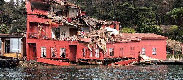 İstanbul Boğazı'nda 225 metre uzunluğundaki geminin dümeninin kilitlenmesi ve sürüklenmesinin ardından çarptığı Hekimbaşı Salih Efendi Yalısı ön cepheden çok büyük hasar aldı. - Sputnik Türkiye