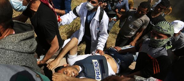 İsrail ordusunun Gazze sınırında 'Büyük Dönüş Yürüyüşü' düzenleyenlere cuma günü açtığı ateşte ölenlerin sayısı, Filistinli gazeteci Yasir Murteca ile birlikte 10'a çıktı.  - Sputnik Türkiye