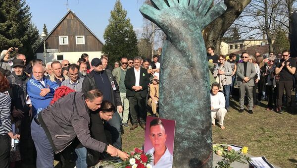 Almanya'da, öldürülen Türk genci Burak Bektaş için anıt dikildi - Sputnik Türkiye