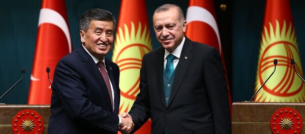 Kırgızistan Cumhurbaşkanı Sooranbay Ceenbekov ile Cumhurbaşkanı Recep Tayyip Erdoğan - Sputnik Türkiye