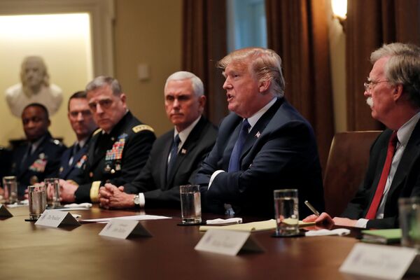 ABD Başkanı Donald Trump, Beyaz Saray'da ABD'li üst düzey komutanlarla bir araya geldi. - Sputnik Türkiye