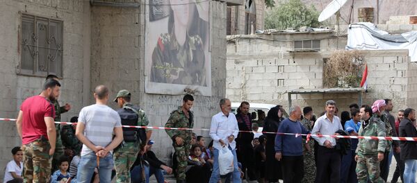 Duma'dan tahliye edilen Ceyş'ül İslam örgütü mensupları ve ailelerini El Vafidin kontrol noktasında kordon altına alan Suriye hükümeti güçleri - Sputnik Türkiye