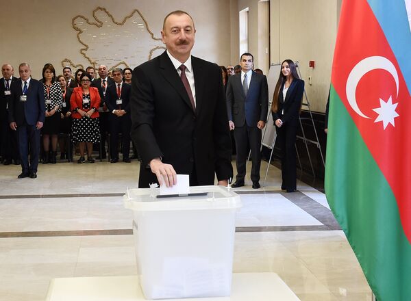 Cumhurbaşkanı Aliyev cumhurbaşkanlığı seçimi için oyunu Bakü'de kullandı - Sputnik Türkiye