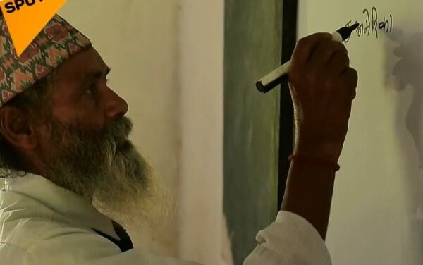 69 yaşındaki okul öğrencisiden okuma arzusu örneği - Sputnik Türkiye