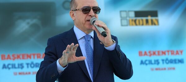 Cumhurbaşkanı Recep Tayyip Erdoğan, Kayaş Tren Garı'nda düzenlenen Başkentray Açılış Töreni'ne katılarak konuşma yaptı. Erdoğan, konuşması öncesinde vatandaşları selamladı. - Sputnik Türkiye