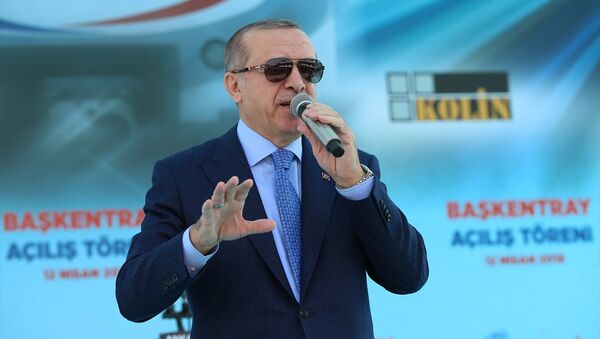 Cumhurbaşkanı Recep Tayyip Erdoğan, Kayaş Tren Garı'nda düzenlenen Başkentray Açılış Töreni'ne katılarak konuşma yaptı. Erdoğan, konuşması öncesinde vatandaşları selamladı. - Sputnik Türkiye