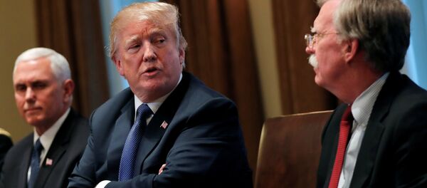 9 Nisan 2018'de Beyaz Saray'da Suriye seçenekleri toplantısında askeri yetkililer brifing verirken Pence, Trump, Bolton 9 Nisan 2018'de Beyaz Saray'da Suriye seçenekleri toplantısında askeri yetkililer brifing verirken Pence, Trump, Bolton - Sputnik Türkiye