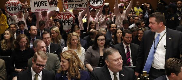 CIA Direktörü Mike Pompeo'nun ABD Dışişleri Bakanı atanmasına onay süreciyle ilgili ilk oturum, savaş karşıtlarının protestosuyla sekteye uğradı. - Sputnik Türkiye