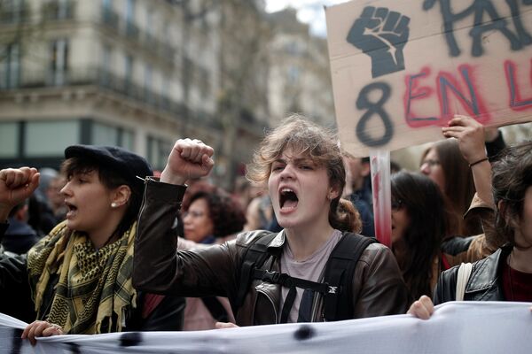 Fransa'da üniversitelerde eğitim reformunu protesto amacıyla başlayan gösteriler sürüyor. - Sputnik Türkiye