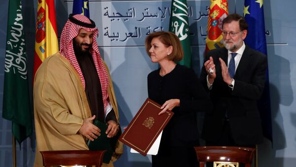 Suudi Arabistan Velihat Prensi Muhammed Bin Selman ile İspanya Savunma Bakanı Maria Dolores Cospedal ve Başbakan Mariano Rajoy - Sputnik Türkiye