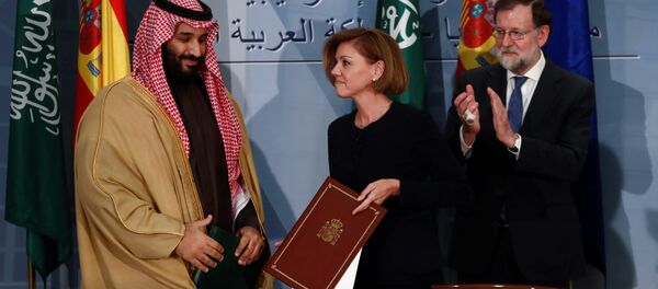 Suudi Arabistan Velihat Prensi Muhammed Bin Selman ile İspanya Savunma Bakanı Maria Dolores Cospedal ve Başbakan Mariano Rajoy - Sputnik Türkiye