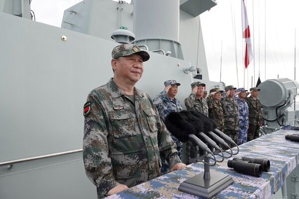 Çin Merkezi Televizyonu'nun (CCTV) haberine göre, Şi, Çin Komünist Partisi (ÇKP) Merkezi Askeri Komitesi Genel Sekreteri ve Merkezi Askeri Komisyon Başkanı olarak Başkomutan sıfatıyla, Güney Çin Denizi'nde yapılan donanma geçit töreninde Liaoning uçak gemisinin yanı sıra 48 savaş gemisi ve deniz altı, 76 savaş uçağı ve 10.000'den fazla bahriyeliyi selamladı. - Sputnik Türkiye