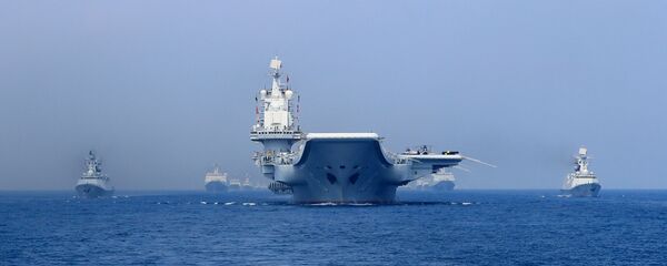 Güney Çin Denizi, ABD ile Çin arasında potansiyel çatışma riski taşıyan bir bölge. ABD, bölgede askeri ekipman bulundurma kabiliyetine sahip bir dizi yapay adacık inşa eden Çin'in faaliyetlerinin stratejik su yollarındaki seyrüsefer serbestisini tehdit ettiğini savunuyor. Pekin ise adalarının yakınlarında ABD'ye ait savaş gemilerinin seyrüfsefer serbestisi operasyonları yapmasını düzenli olarak protesto ediyor - Sputnik Türkiye