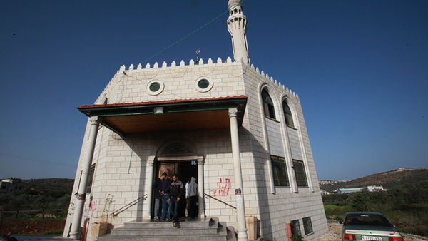 İşgal altındaki Batı Şeria'da yer alan Nablus kentinde bir caminin Yahudi yerleşimcilerin saldırısına maruz kaldığı bildirildi. - Sputnik Türkiye