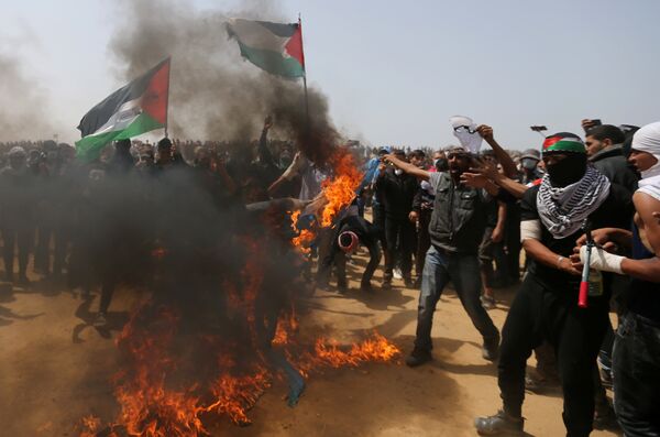 Filistinli eylemciler İsrail bayrağı yaktı Filistinli eylemciler İsrail bayrağı yaktı - Sputnik Türkiye