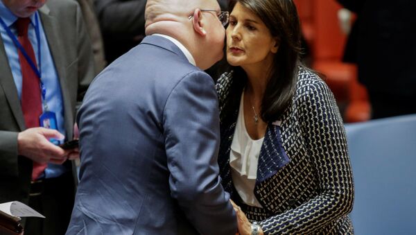 BM Güvenlik Konseyi, Suriye oturumu, Rusya Temsilcisi Vasiliy Nebenzya ile ABD Temsilcisi Nikki Haley öpüşürken, 13 Nisan 2018 - Sputnik Türkiye