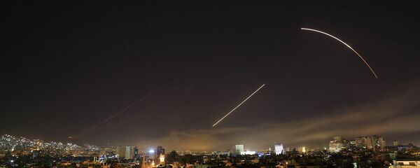 Suriye'nin başkenti Şam'a yönelik ABD öncülüğündeki saldırılar nedeniyle Suriye hava savunmasının aktive edlidiği bildirildi. - Sputnik Türkiye