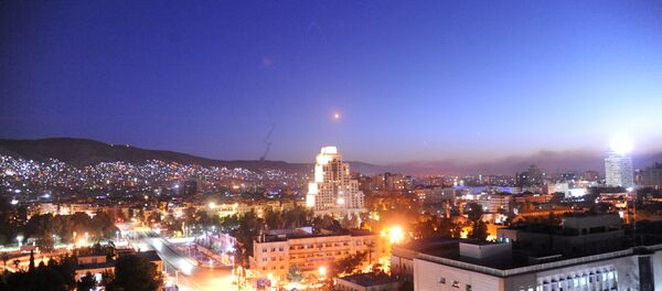 Şam semalarında görülen bir füze Şam semalarında görülen bir füze - Sputnik Türkiye