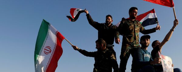 Şam'da ABD öncülüğündeki saldırıyı protesto edenler Suriye bayrağının yanı sıra Rusya ve İran bayrakları da açtı - Sputnik Türkiye