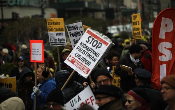ABD'nin New York kentinde bir araya gelen savaş karşıtı yüzlerce insan yürüyüş düzenledi. - Sputnik Türkiye