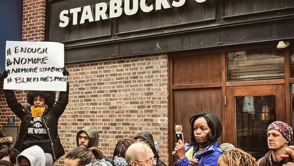Starbucks, sipariş vermek için arkadaşlarını bekleyen müşterileri gözaltına aldırdı - Sputnik Türkiye