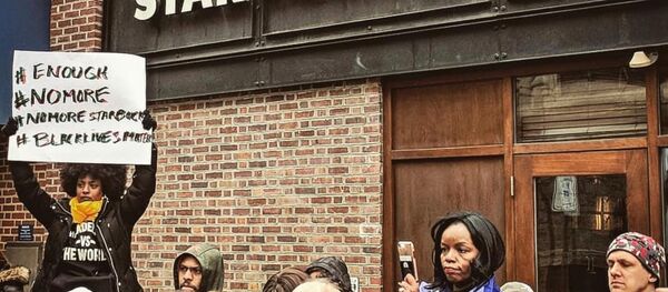 Starbucks, sipariş vermek için arkadaşlarını bekleyen müşterileri gözaltına aldırdı - Sputnik Türkiye