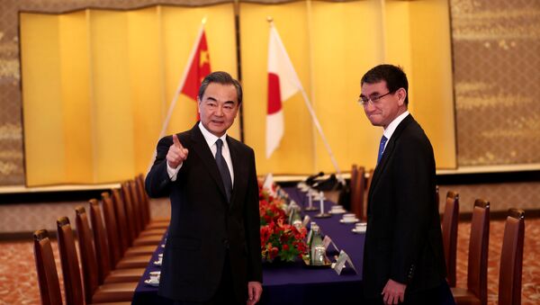 Japonya Dışişleri Bakanı Taro Kono ve Çin Dışişleri Bakanı Wang Yi - Sputnik Türkiye