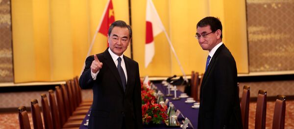 Japonya Dışişleri Bakanı Taro Kono ve Çin Dışişleri Bakanı Wang Yi - Sputnik Türkiye