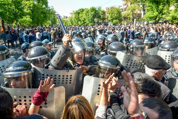 Erivan'ın Bagramyan Caddesi'nde protestocular ile  polis arasında yaşanan  çatışmalar. - Sputnik Türkiye