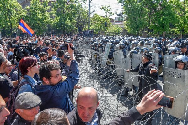 Erivan'daki Bagramyan Caddesi'nde protestocular ile polis arasında dikenli tel yerleştirildi. - Sputnik Türkiye