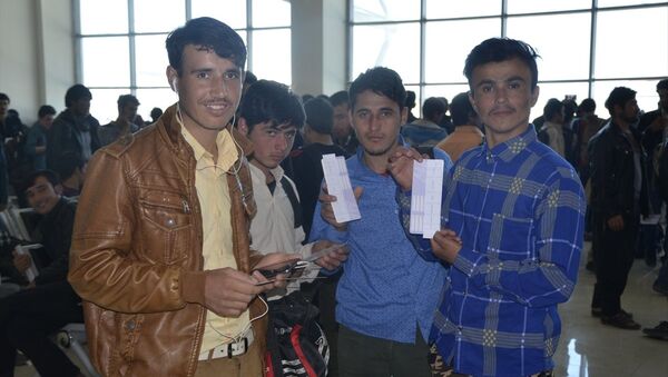 Afgan göçmenler ülkelerine döndü - Sputnik Türkiye