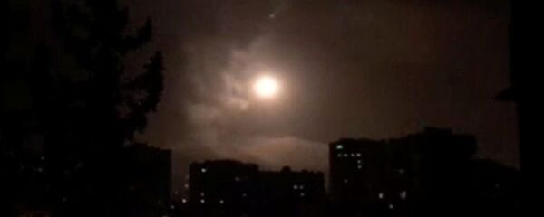 Suriye hava savunma sistemi, Humus üzerinde füzeleri etkisiz hale getirdi - Sputnik Türkiye