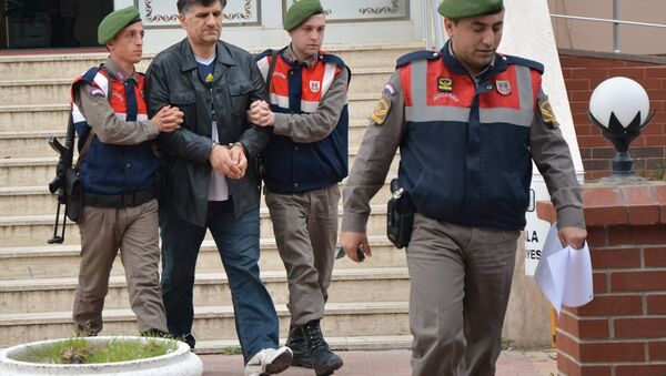 Aralarında muvazzaf askerlerin de bulunduğu 357 sanığın beraatiyle sonuçlanan İzmir'deki askeri casusluk davasının meslekten ihraç edilen savcısı Zafer Kılınç, Yunanistan'a kaçmaya çalıştığı sırada yakalandı. - Sputnik Türkiye