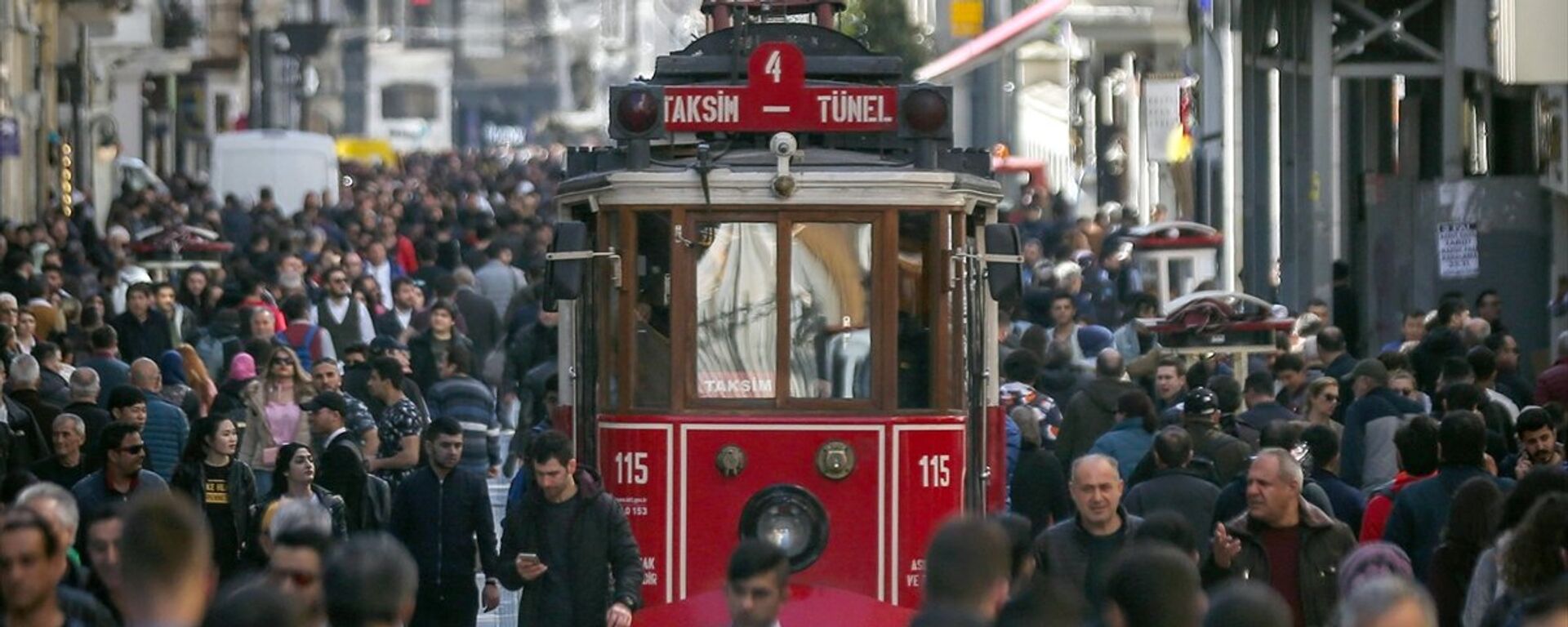 Taksim, İstiklal Caddesi, Beyoğlu, kalabalık - Sputnik Türkiye, 1920, 28.11.2018