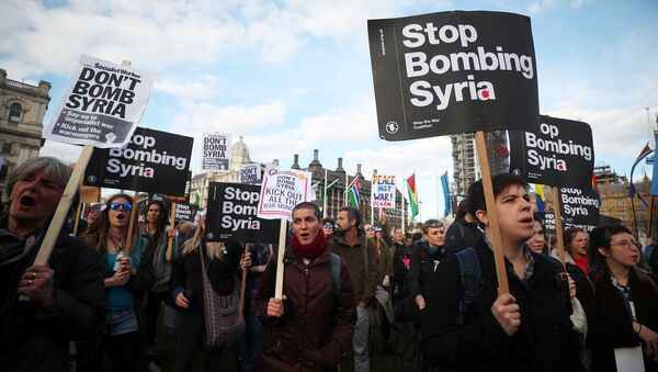 İngiltere parlamentosunun önünde Suriye saldırısı protestosu - Sputnik Türkiye