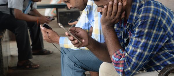 Hindistan'da akıllı telefon kullanıcıları - Sputnik Türkiye