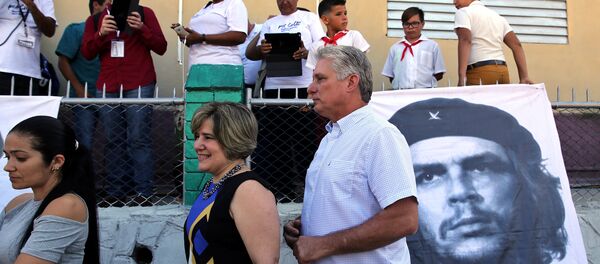 Küba, Santa Clara, ulusal ve yerel meclis seçimleri oy atma sırasında Miguel Diaz-Canel ve eşi Lis Cuesta - Sputnik Türkiye