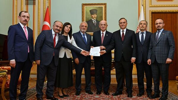 Seçimlerin 24 Haziran 2018 tarihinde yapılması için Meclis kararı alınmasına yönelik seçim önergesi, AK Parti ve MHP'nin ortak imzasıyla TBMM Başkanlığına sunuldu - Sputnik Türkiye