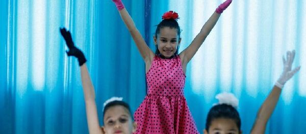 Türk ve Rus çocuklar el ele dans ediyor - Sputnik Türkiye