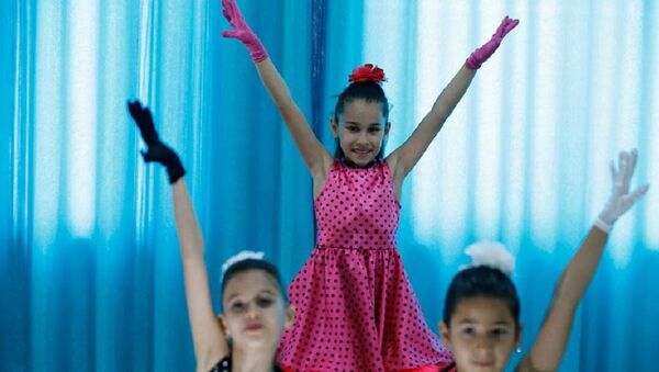 Türk ve Rus çocuklar el ele dans ediyor - Sputnik Türkiye