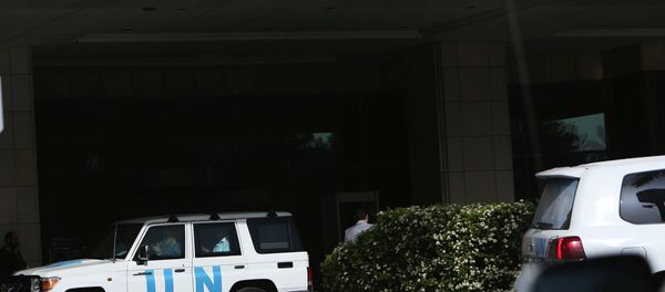OPCW uzmanlarını taşıyan BM yetkililerinin aracı-Şam - Sputnik Türkiye