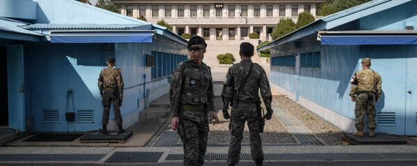 İki KOre arasındaki askerden arındırılmış bölgede bulunan Panmunjom Ateşkes Köyü'nde nöbet tutan askerler - Sputnik Türkiye