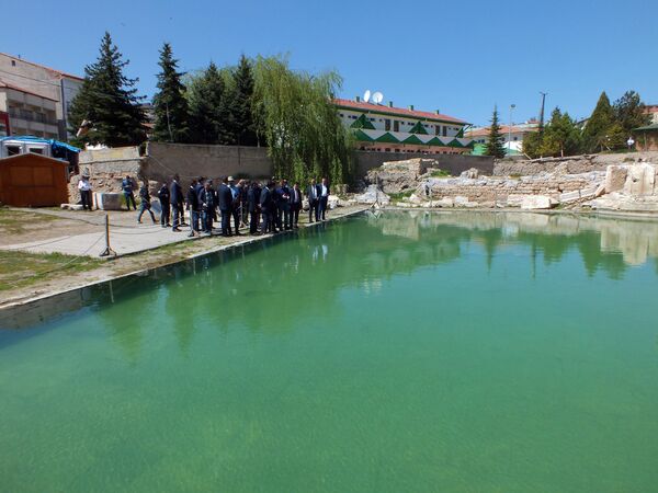 Yozgat Valisi, Roma Hamamı'nın tanıtımını yapmak için antik termal havuzda yüzdü - Sputnik Türkiye