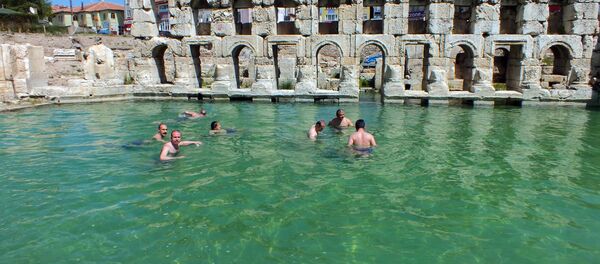 Yozgat Valisi, Roma Hamamı'nın tanıtımını yapmak için antik termal havuzda yüzdü - Sputnik Türkiye