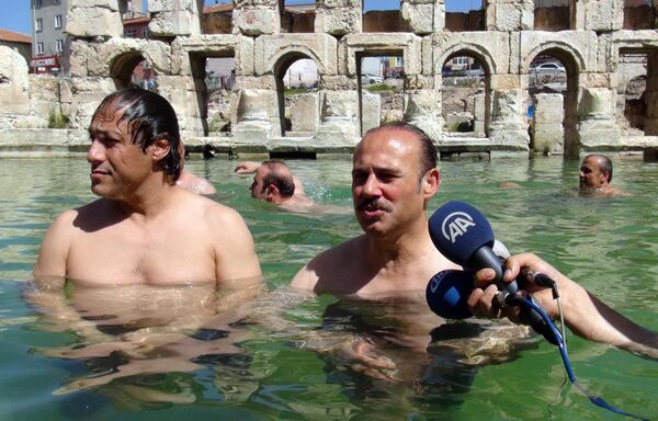 Yozgat Valisi, Roma Hamamı'nın tanıtımını yapmak için antik termal havuzda yüzdü - Sputnik Türkiye