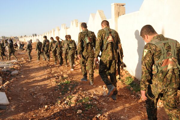 Menbiç Askeri Meclisi Genel Komutanı Ebu Adıl, kentin IŞİD'in elinden alınmasından sonra YPG ve DSG'nin resmi bir şekilde Fırat'ın doğusuna geri çekildiklerini savundu. - Sputnik Türkiye
